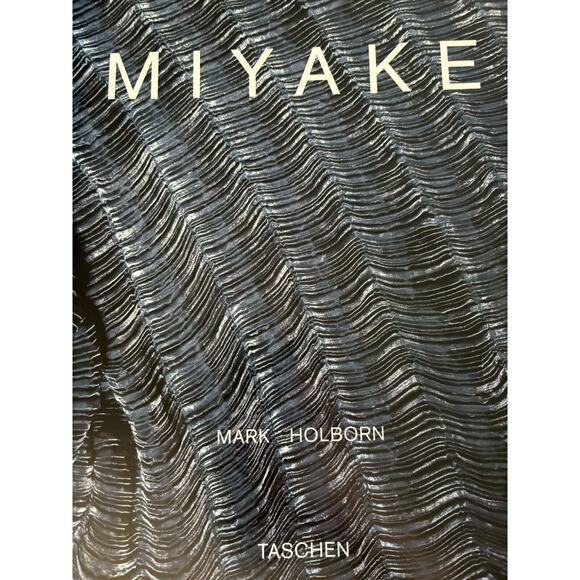 Issey Miyake by Mark Holborn 1995 Trade Paperback Taschen 1st. Edition - Picture 10 of 12